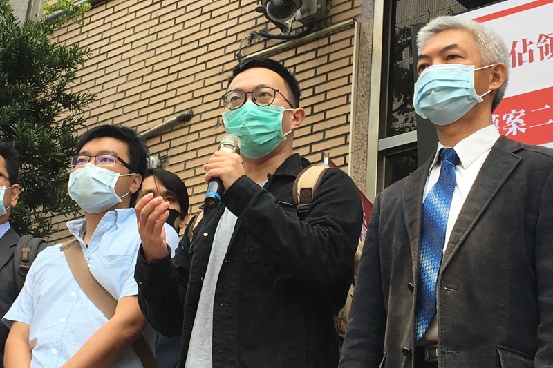 2014年太陽花學運攻占行政院二審判決出爐，魏揚（左三）等多名被告一審無罪逆轉為有罪。 記者賴佩璇／攝影