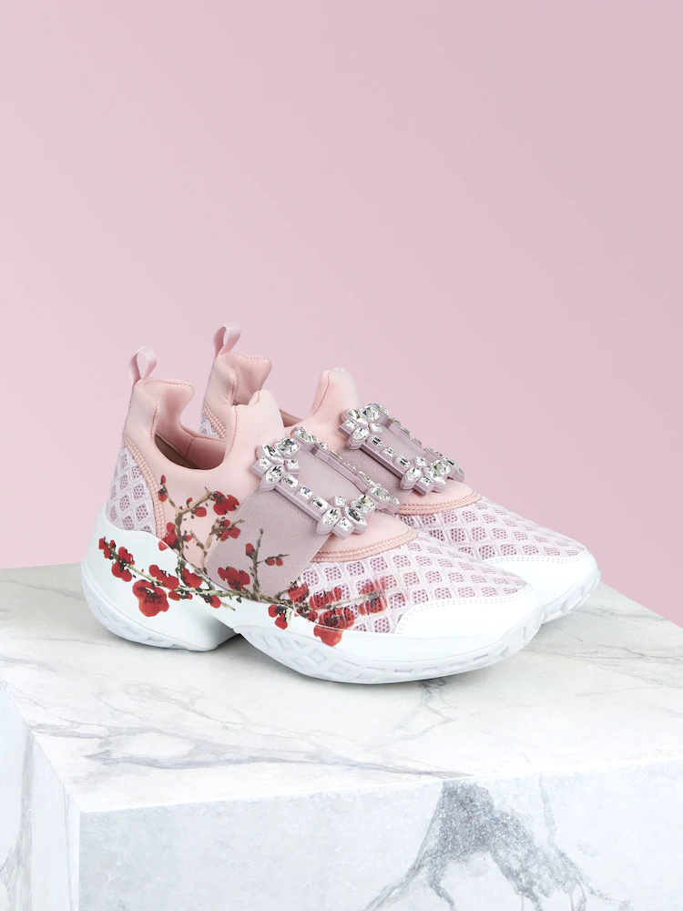 Viv’ Run粉色櫻花鑽釦休閒鞋，45,000元。圖／迪生提供