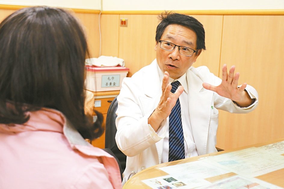 台中慈濟醫院血管外科主任黃慶琮向病人說明靜脈曲張治療方式。