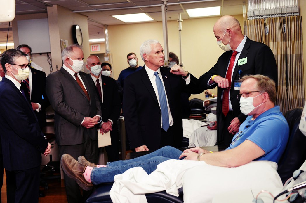 美國副總統彭斯（Mike Pence）28日探視明尼蘇達州的醫院，親自慰問病患和...