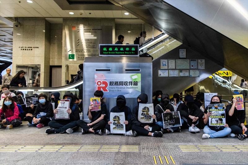 受到反送中影響，不少僑生和港澳生今年選擇到台灣讀大學，其中以香港人數增加最多。圖為香港反送中抗爭中，示威青年靜坐抗議的場景。法新社