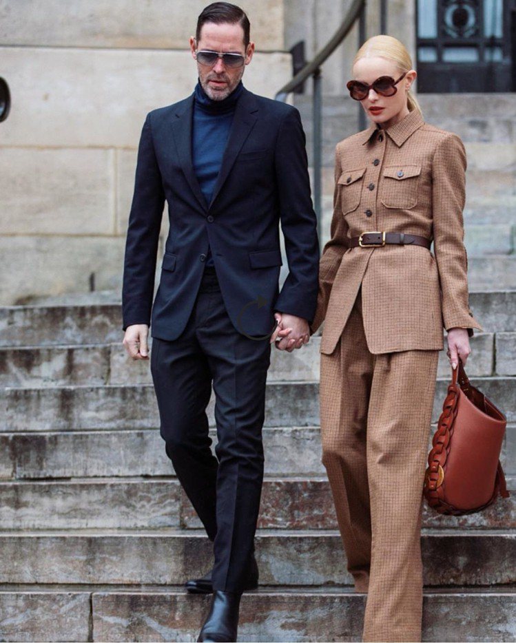 好萊塢女星凱特柏絲沃（右）手持Chloé Darryl咖啡色肩背包，售價60,0...