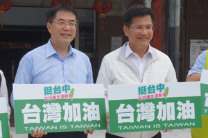 因1968App，台南市長黃偉哲（左）批評交通部，更點名部長林佳龍（右）。 圖／聯合報系資料照片
