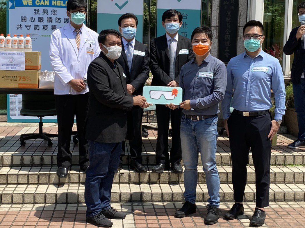 沅鼎貿易捐贈護目鏡給台北市網路平台外送員職業工會。