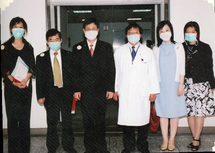 圖說：SARS期間，當時的衛生署長陳建仁先生不辭辛勞，前來關心醫院同仁。