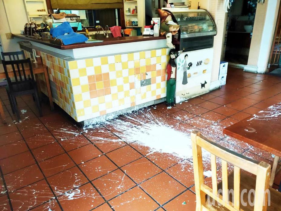 台東市知名早午餐店「伊亞咖啡民宿」李姓業者今天一早發現，店面遭人惡意潑漆毀損。