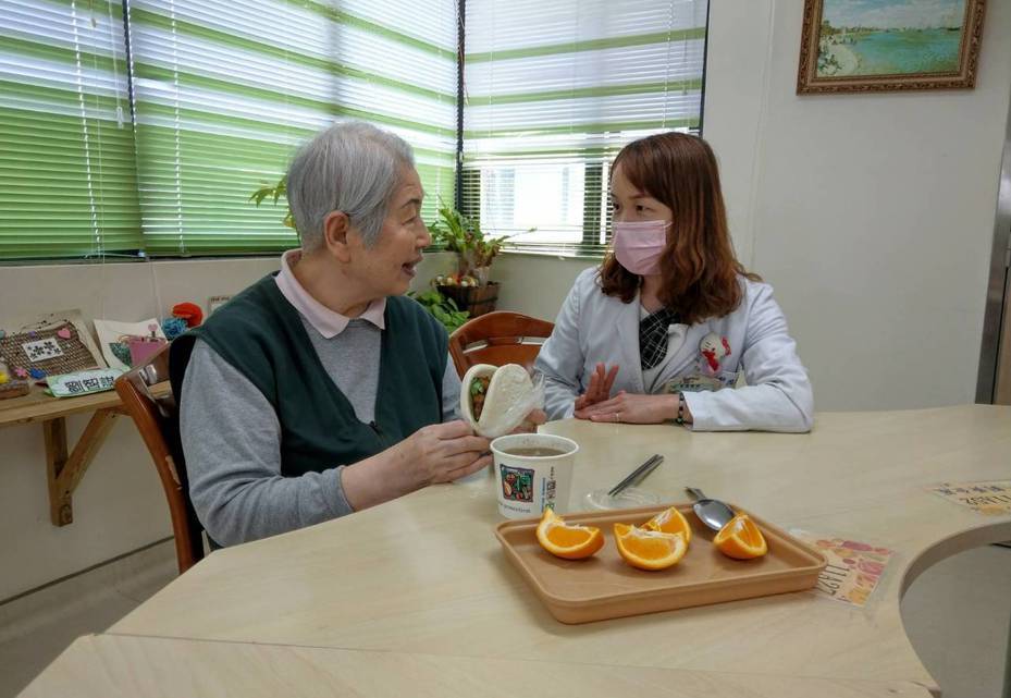 范純美主任（右）提醒家屬每天準備飲食應考慮老人飲食喜好及心理層面。記者鄭國樑／攝影（非患者當事人）
