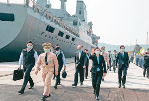 敦睦艦隊盤石軍艦4月返國靠港時，蔡總統（中揮手者）在岸邊歡迎。 圖／取自總統府網站