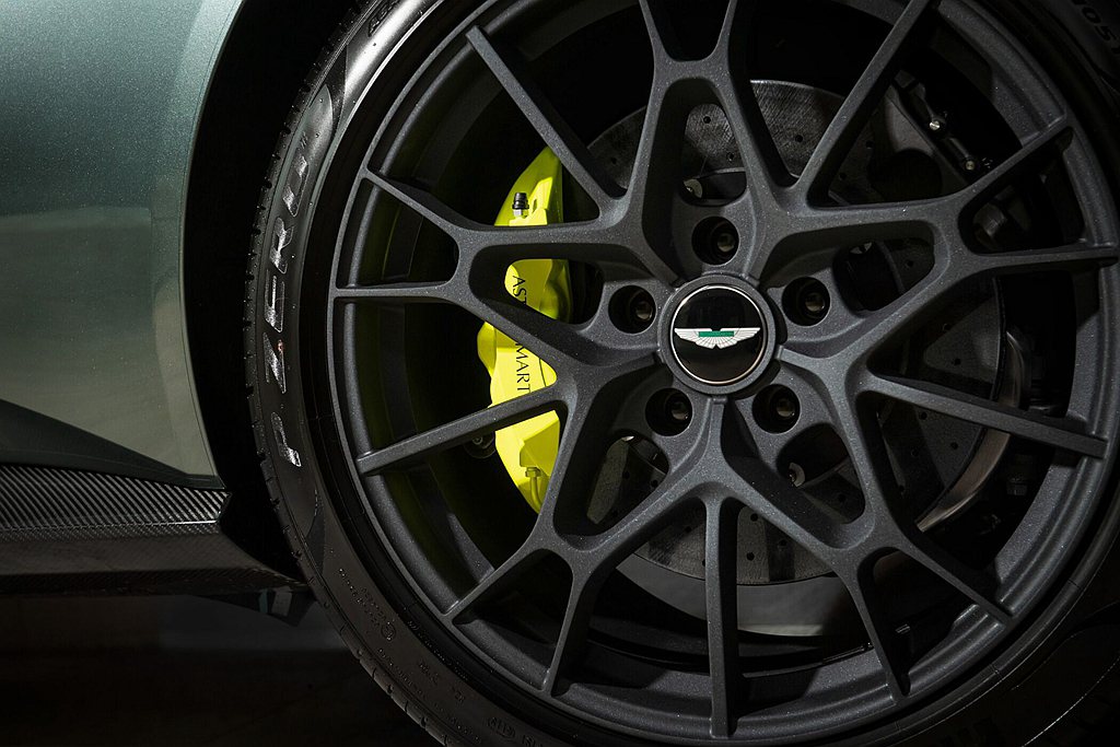 輪圈搭配20吋AMR專屬黑色鍛造輪圈、Lime Essence煞車卡鉗及陶瓷碳纖...