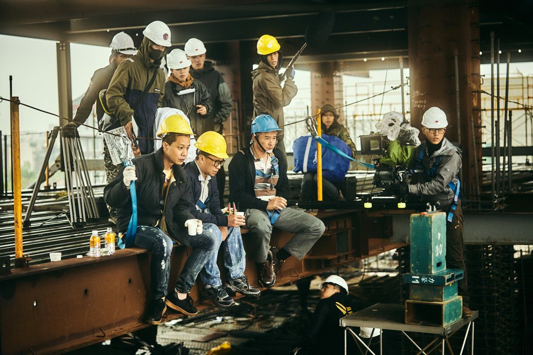 「做工的人」進駐鋼骨結構的大型工地實景，演員薛士凌（左起）、游安順、李銘順排戲，...