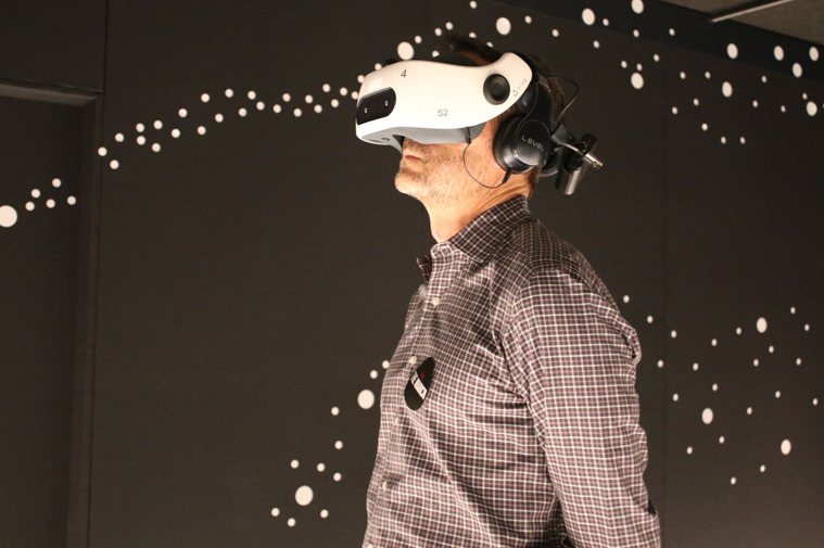 CNBC報導，借助虛擬實境（VR），就算足不出戶也能「走遍」世界各地。美聯社