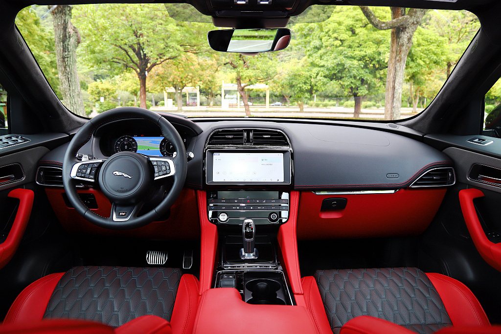 Jaguar F-Pace SVR試駕車選擇更有強烈性能氣息的紅/黑內裝配色。 ...