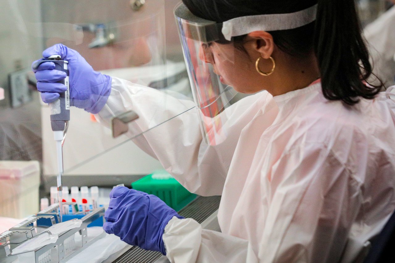 科學家研究出新的檢測新冠病毒的方式。圖為紐約市衛生部門實驗室進行新冠病毒檢驗。路透