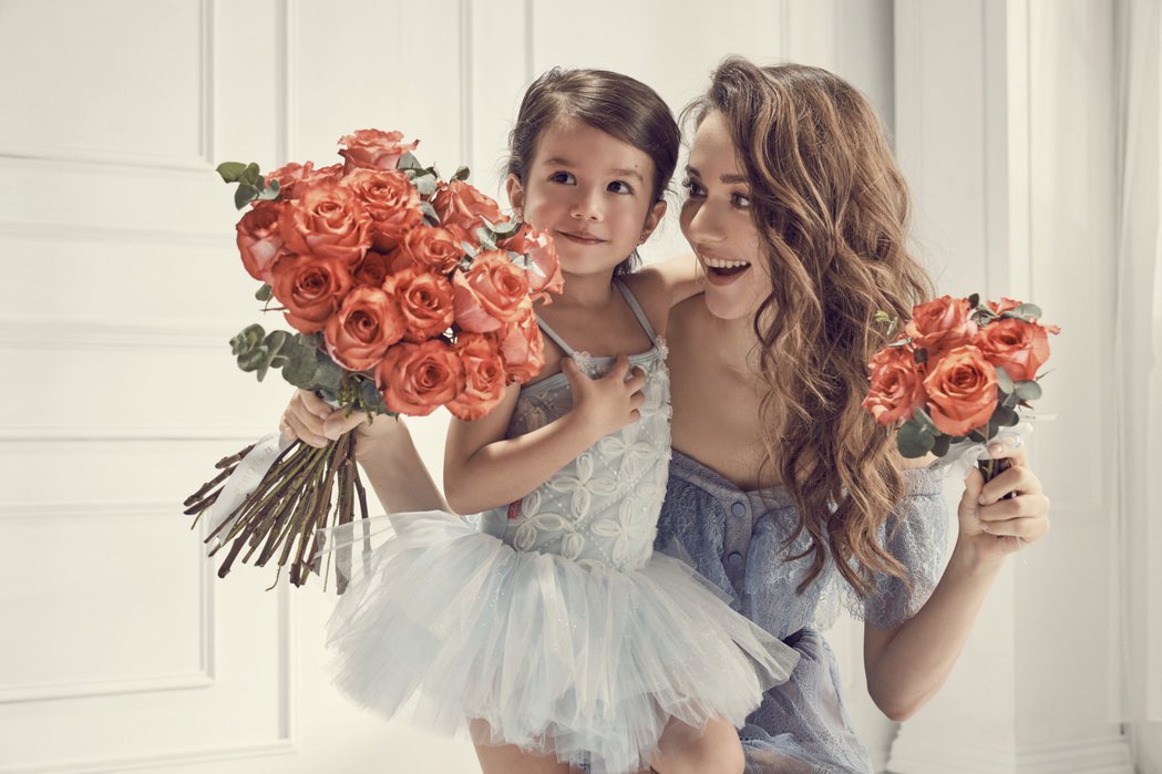 瑞莎與女兒一起拍攝代言形象照。圖／Flowerflower花的