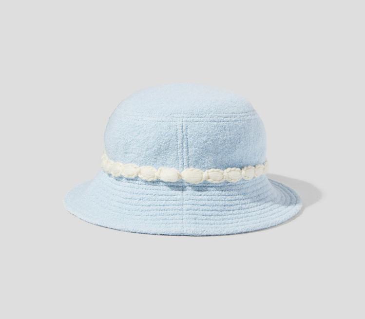 Marc Jacobs粉藍色漁夫帽還配上宛如雲朵的裝飾，細節巧思讓人超驚喜。圖／摘自官網