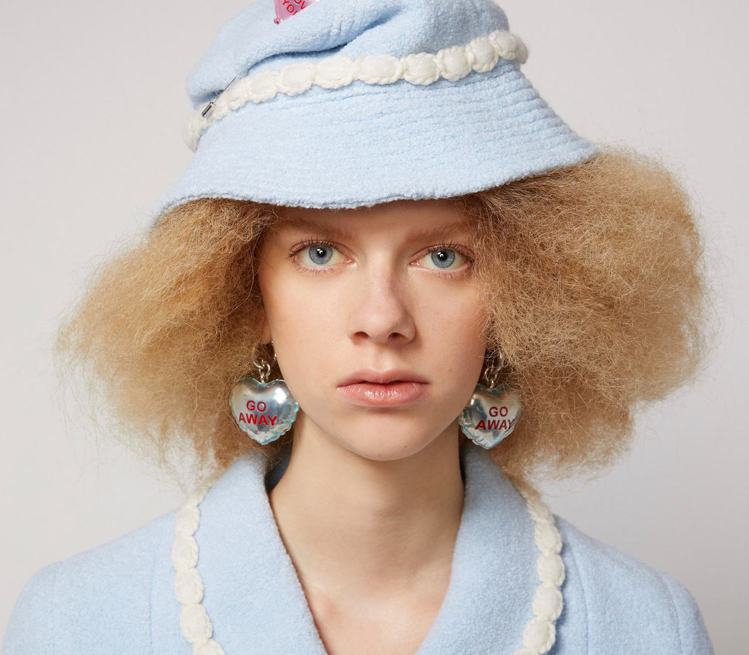 Marc Jacobs粉藍色漁夫帽還配上宛如雲朵的裝飾，細節巧思讓人超驚喜。圖／摘自官網