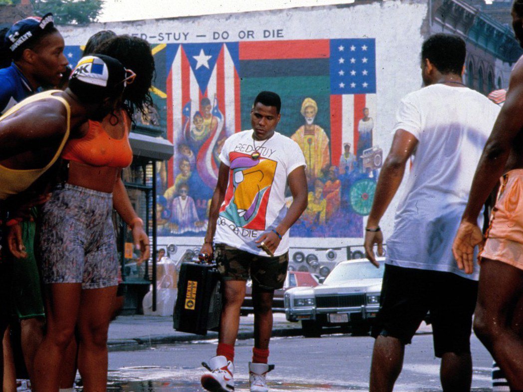 電影拍攝期間導演史派克李深入紐約街區，原汁原味呈現80年代美國的移民社區、種族議...