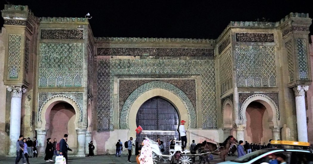 梅克內斯的標地，夜晚的曼蘇爾城門（Bab Mansour)。