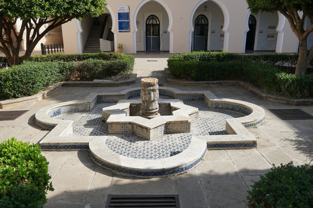 市政廳中庭的八角星 (eight-point star) 噴泉，八角星為伊斯蘭教的象徵，被稱為“先知的印章”（khatim)。