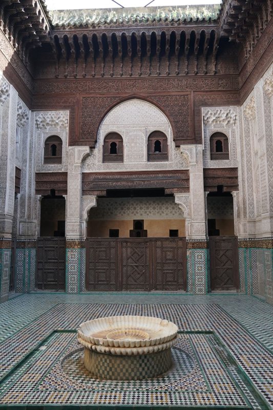 伊斯蘭學校 (Bou Inania Madrasa) 的中庭，牆上雕刻著細緻的可蘭經文。
