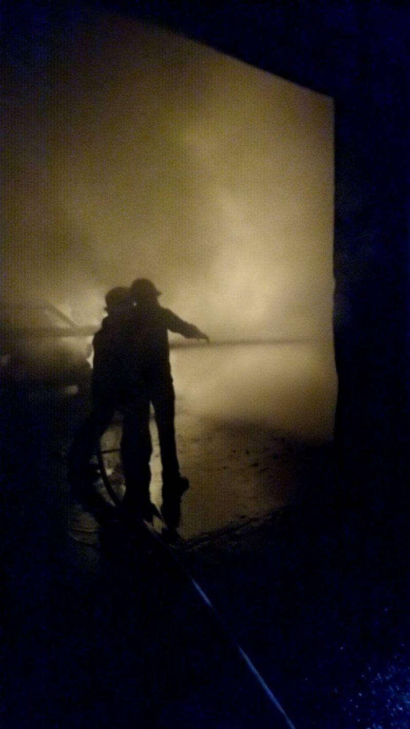 台肥台中港廠今天凌晨火警，消防隊員搶救。圖/台中港務消防隊提供