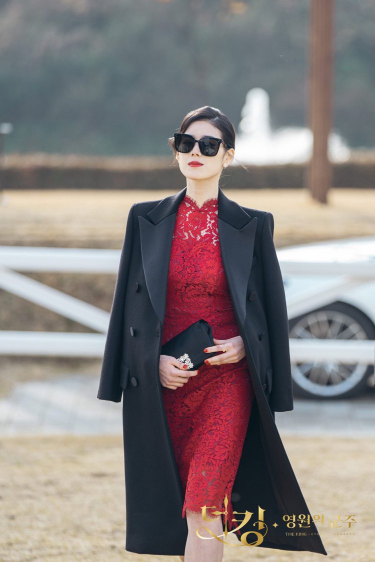 「最美總理」鄭恩彩以紅色蕾絲洋裝搭配了HER 01墨鏡。圖／摘自SBS facebook