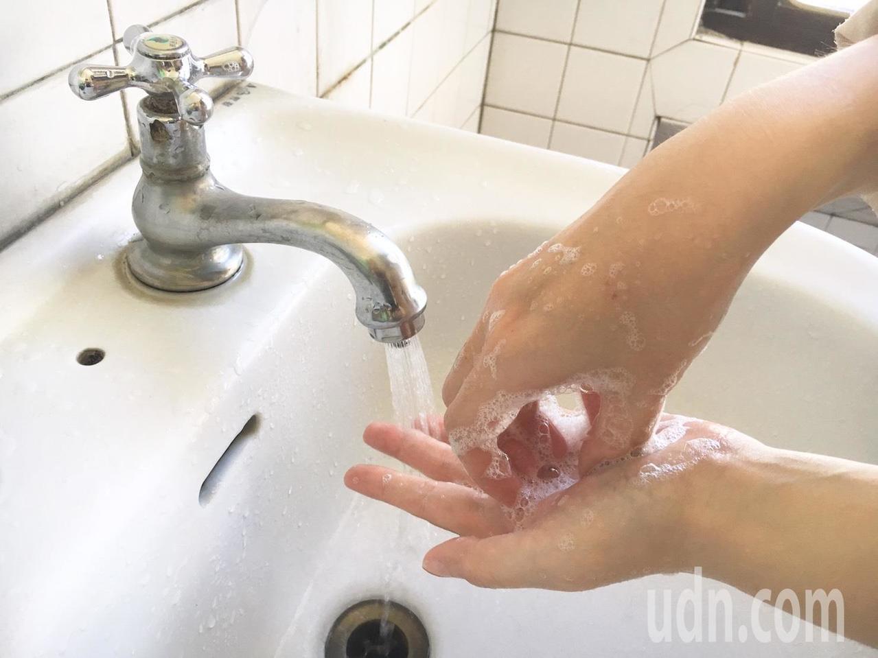 新冠肺炎防疫期間勤洗手，相對也使腸病毒等疾病病例降到低點。圖／衛生局提供
