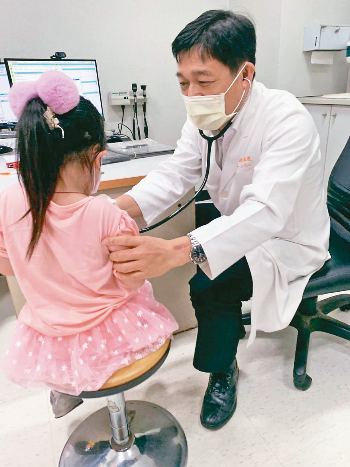 林口長庚醫院副院長、兒童感染科教授邱政洵呼籲，千萬別忽略施打疫苗的時機。