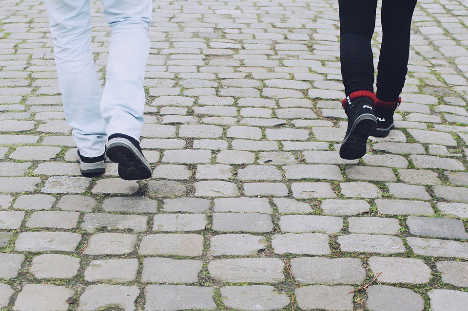 用腳跟著地是一個開關，可以吸收衝擊，平穩地將身體重心移到前面時，收縮必要的肌肉，實現高能量轉換效率的步行。<br />圖／pixabay