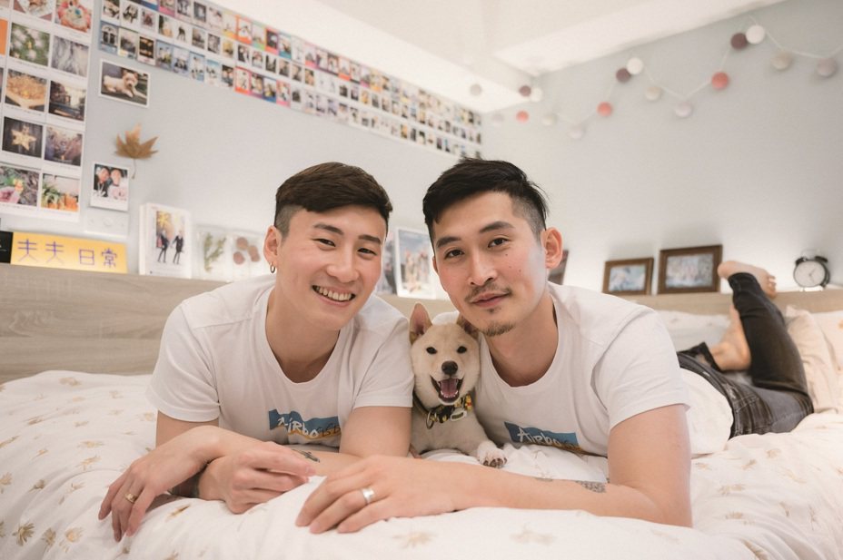 小玄( 左) 與小銘( 右) 是首批登記結婚的同志伴侶之一，新居中貼滿兩人一路的生活照片。 攝影－林軒朗
