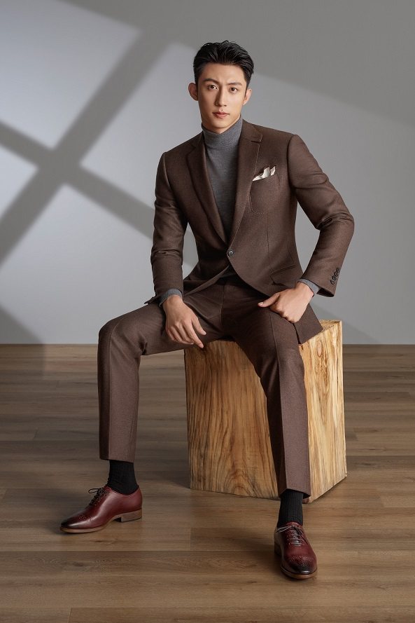 黃景瑜在拍攝ecco形象廣告時，以一身棕色全套西裝，搭配復古酒紅色的VITRUS MONDIAL唯途摩登系列正裝鞋。圖／ecco提供