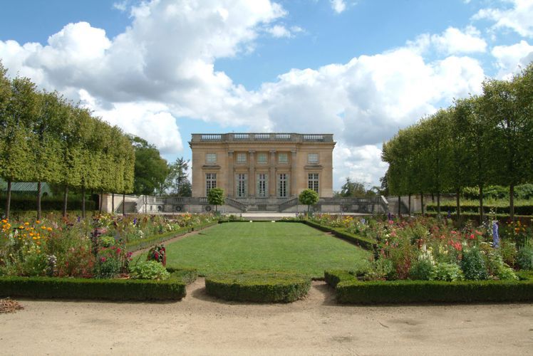 Breguet曾在2008年資助瑪麗安東尼皇后熱愛的小偍亞農宮修復，也為法國文化資產盡一份心力。圖 / Breguet提供。