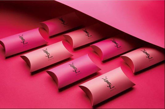 在5月20日上市日起凡購買任兩支唇膏，即可獲得限量「粉紅派盒包裝」。圖／YSL提...