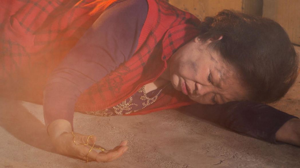 陳淑芳在「多情城市」中飾演劉家奶奶，拍攝一場火災遭嗆暈戲。圖／民視提供