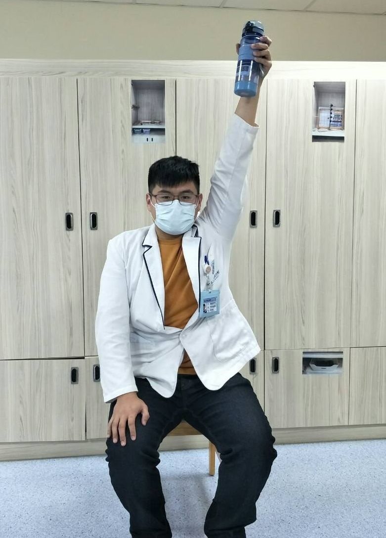 坐椅子舉水瓶。 圖／童綜合醫院物理治療師陳佑昇提供