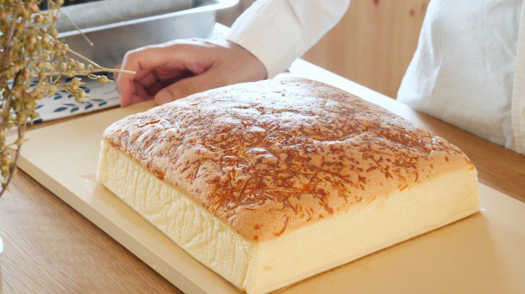 一名喜歡料理的網友自拍影片教大家在家製作古早味起司蛋糕。 圖／翻攝自「Costco好市多 商品經驗老實說」臉書