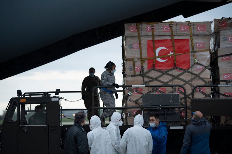 一架滿載援美醫療物資的土耳其軍機4月28日飛抵馬里蘭州安德魯空軍基地，工作人員正在卸貨。法新社