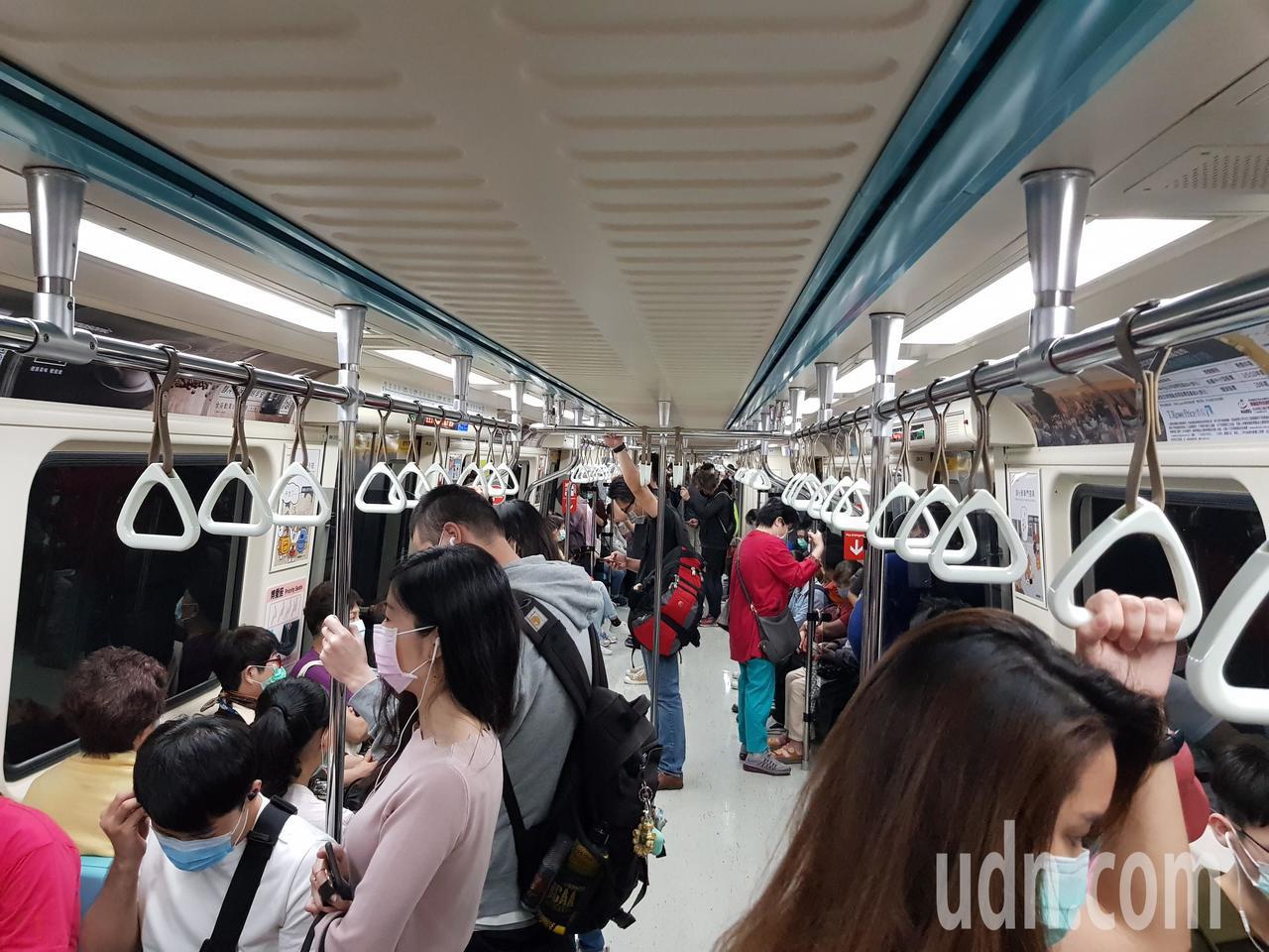 ，台北捷運公司今天公布自主研發的「車廂擁擠度即時告知功能」，即日起在高運量板南線共42輛列車、252個車廂試辦，亮黃燈代表人潮普通，車廂內移動容易。記者翁浩然／攝影