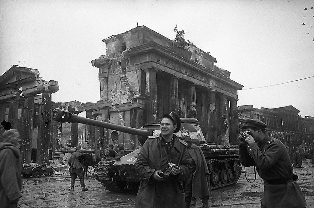 1945年5月，柏林布蘭登堡門附近的蘇聯紅軍。 圖／維基共享