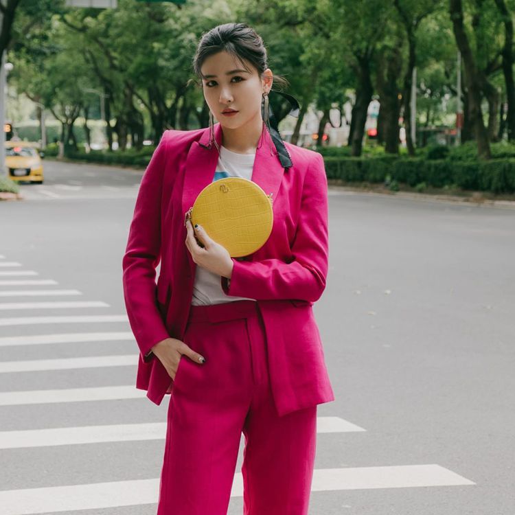 陳艾熙以桃紅服裝、銘黃Disque Bag的撞色展現夏日搶眼穿搭。圖／取自IG