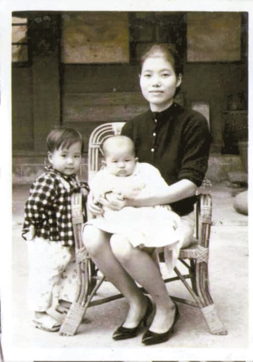 民國50年代，我穿著木屐依偎在媽咪身邊。圖／鍾敏蓉提供