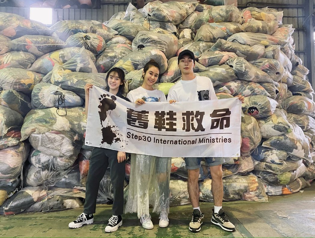 邱偲琹（左起）、張洛偍、黃心娣捐衣物包做公益。圖／周子娛樂提供