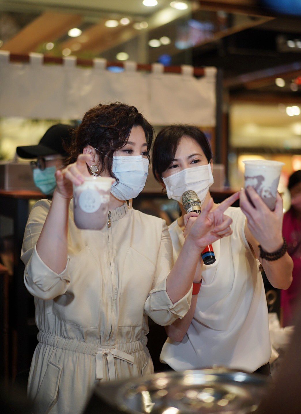 簡沛恩（右）開飲料快閃店，方馨站台，2人現場製作創意茶飲。圖／動能意像提供