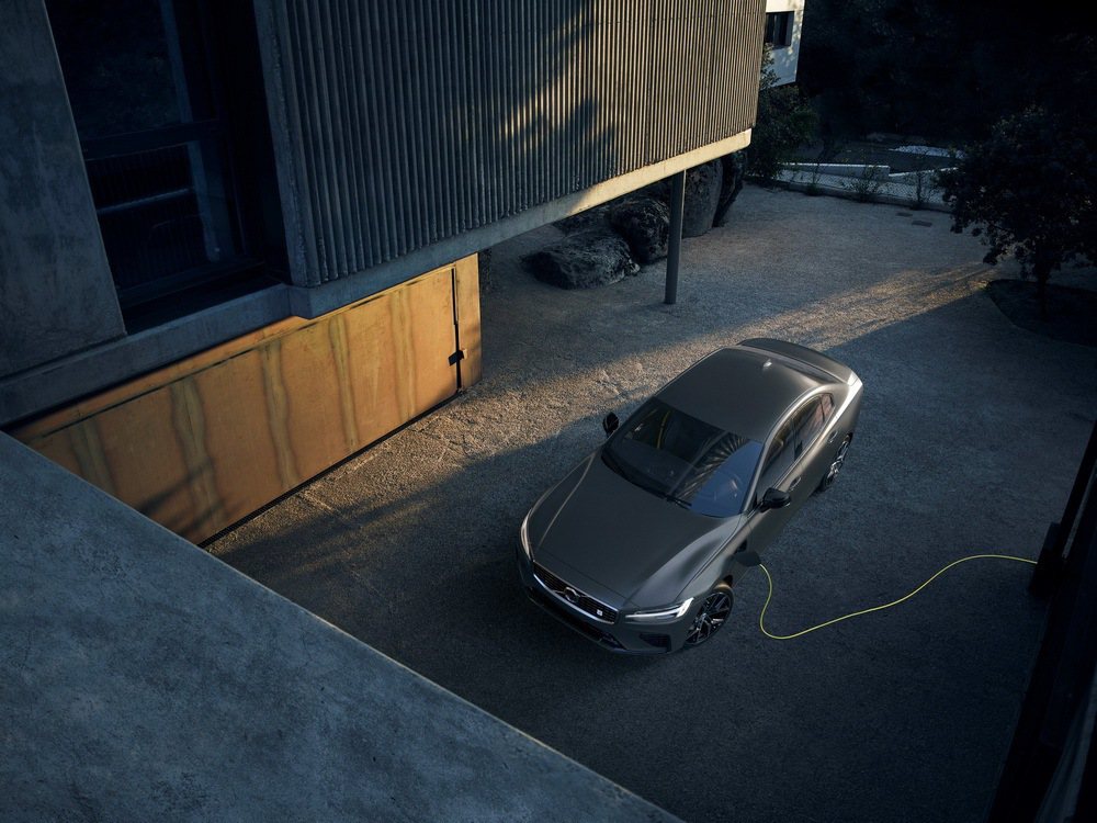 VOLVO PHEV 雙能電動車款可實現都會通勤「滴油不耗」的環保節能用車體驗，...