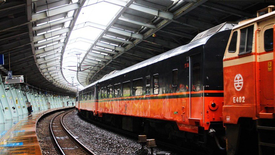 柏成設計改造的台鐵觀光列車去年底亮相，外觀為尊榮感十足的黑、橘色。圖／柏成設計公司提供