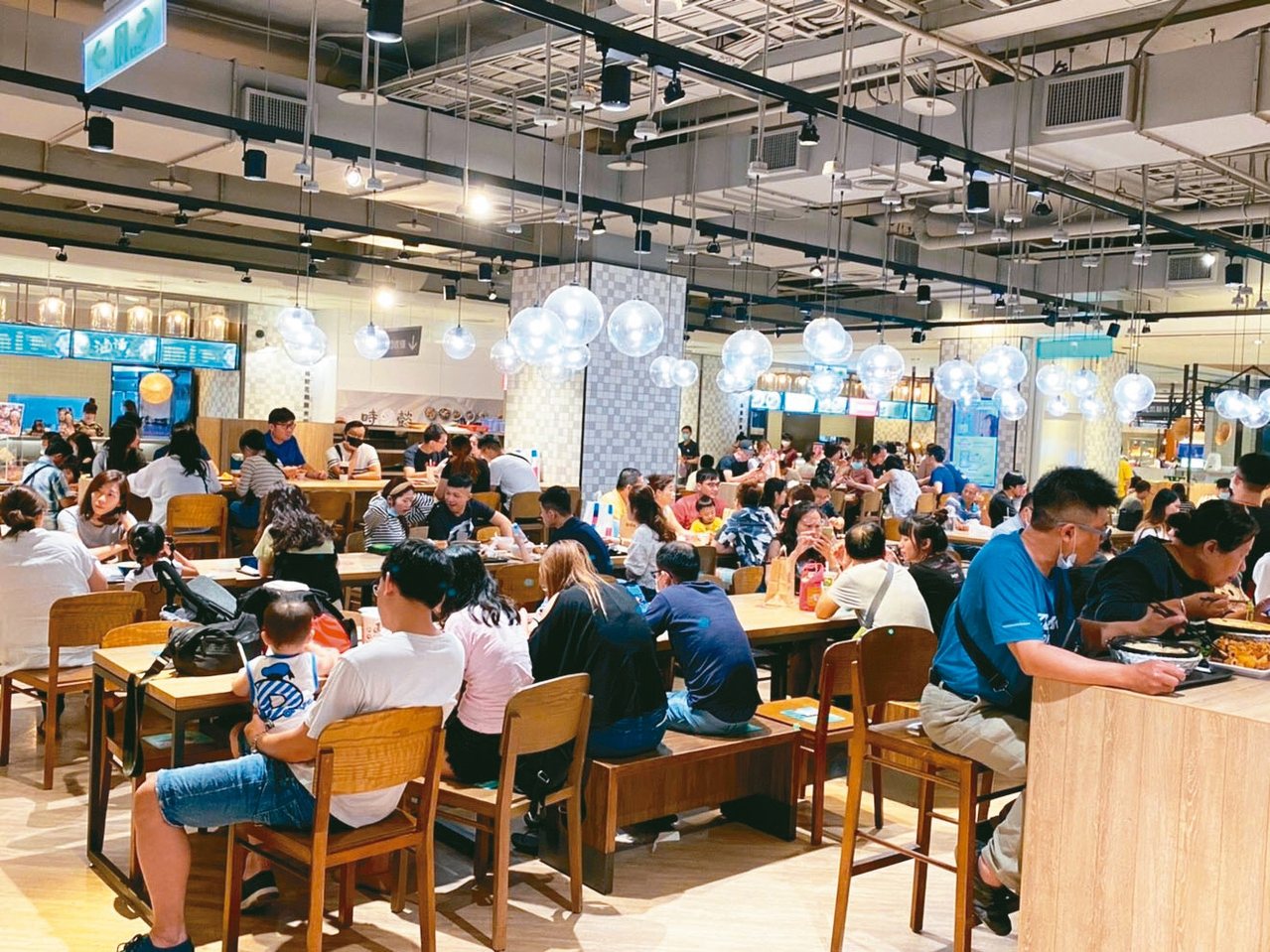 新光三越台南西門店小吃街昨天下午時段人潮仍相當多。