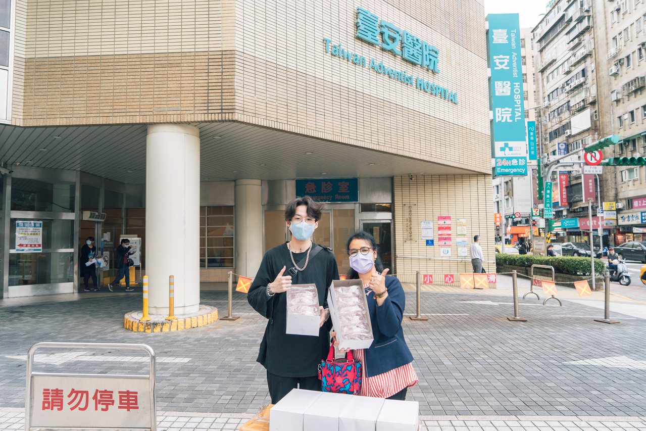 台灣眼墨鏡品牌KlassiC.，在新冠肺炎非常時期捐贈出各200支護目鏡給臺安醫院。圖／KlassiC.提供