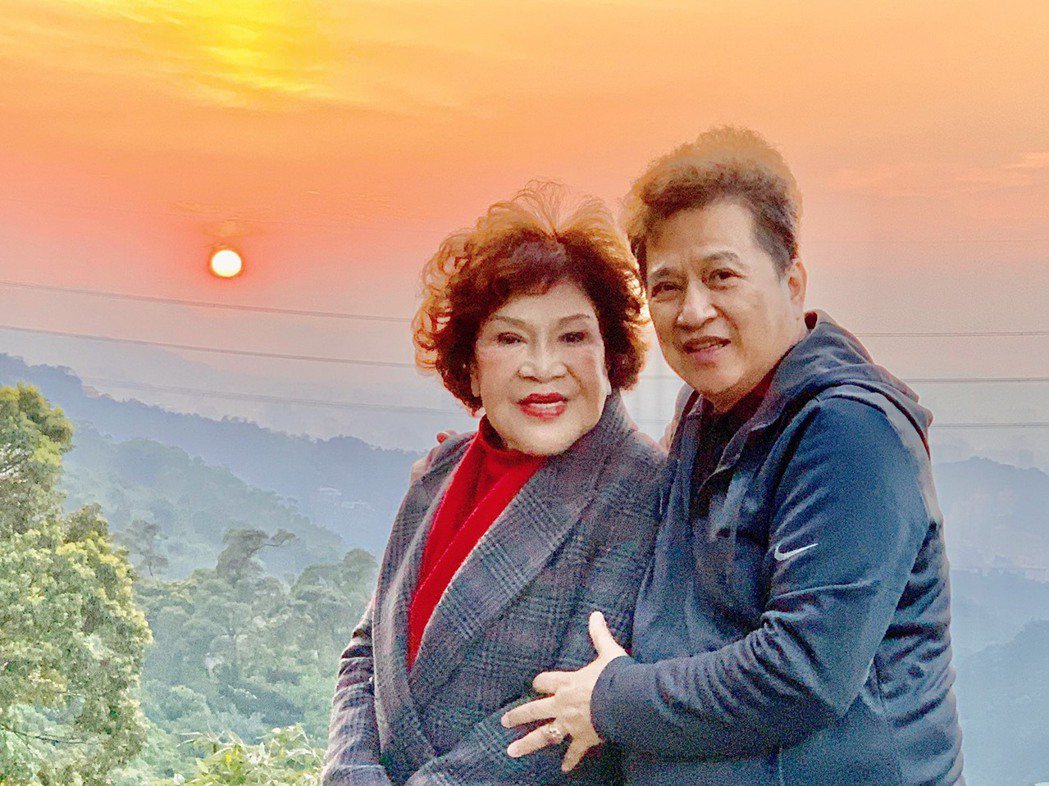 周遊(左)與丈夫李朝永經常攜手看夕陽。圖／周遊提供