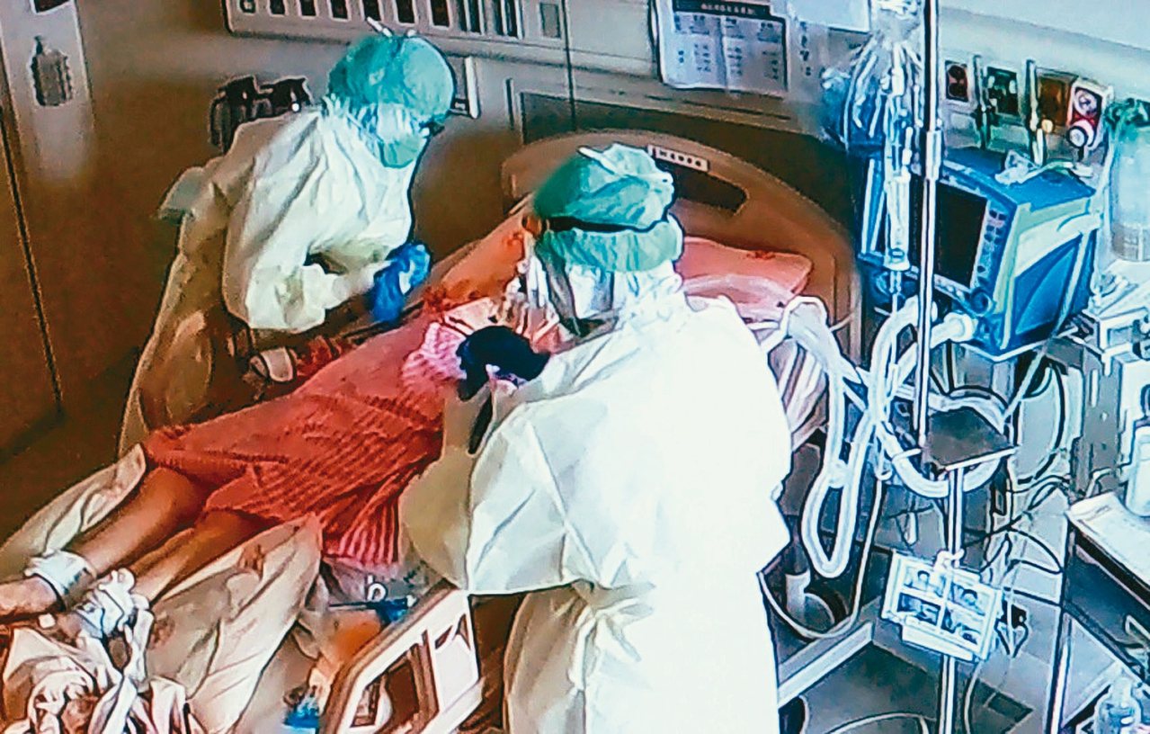 護理人員穿著隔離衣悶住身體不透氣，還是在負壓隔離病房努力照顧患者。