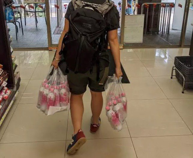 網友PO出室友扛兩袋飲料回家的照片。圖擷自Dcard
